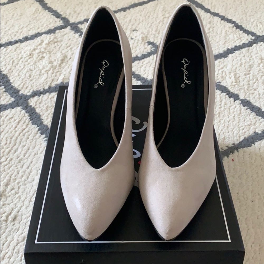 Oatmeal pointy-toed chunky work heels size 6